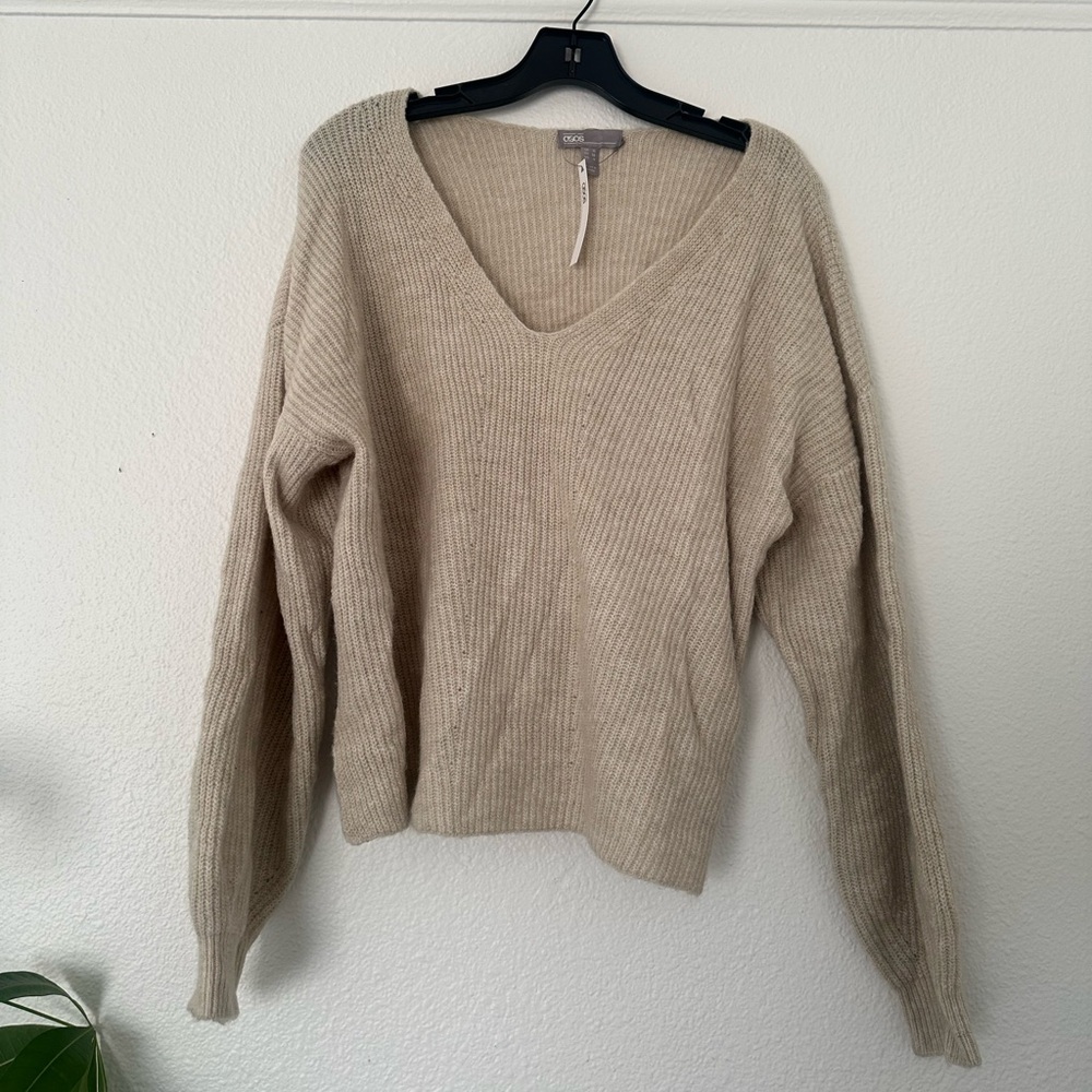 NWT ASOS Design Beige Sweater flutty v neck ribbed sweater balloon sleeve crop - Picture 2 of 4